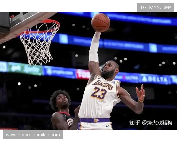 詹姆斯篮下强攻得手，湖人在主场重振士气
